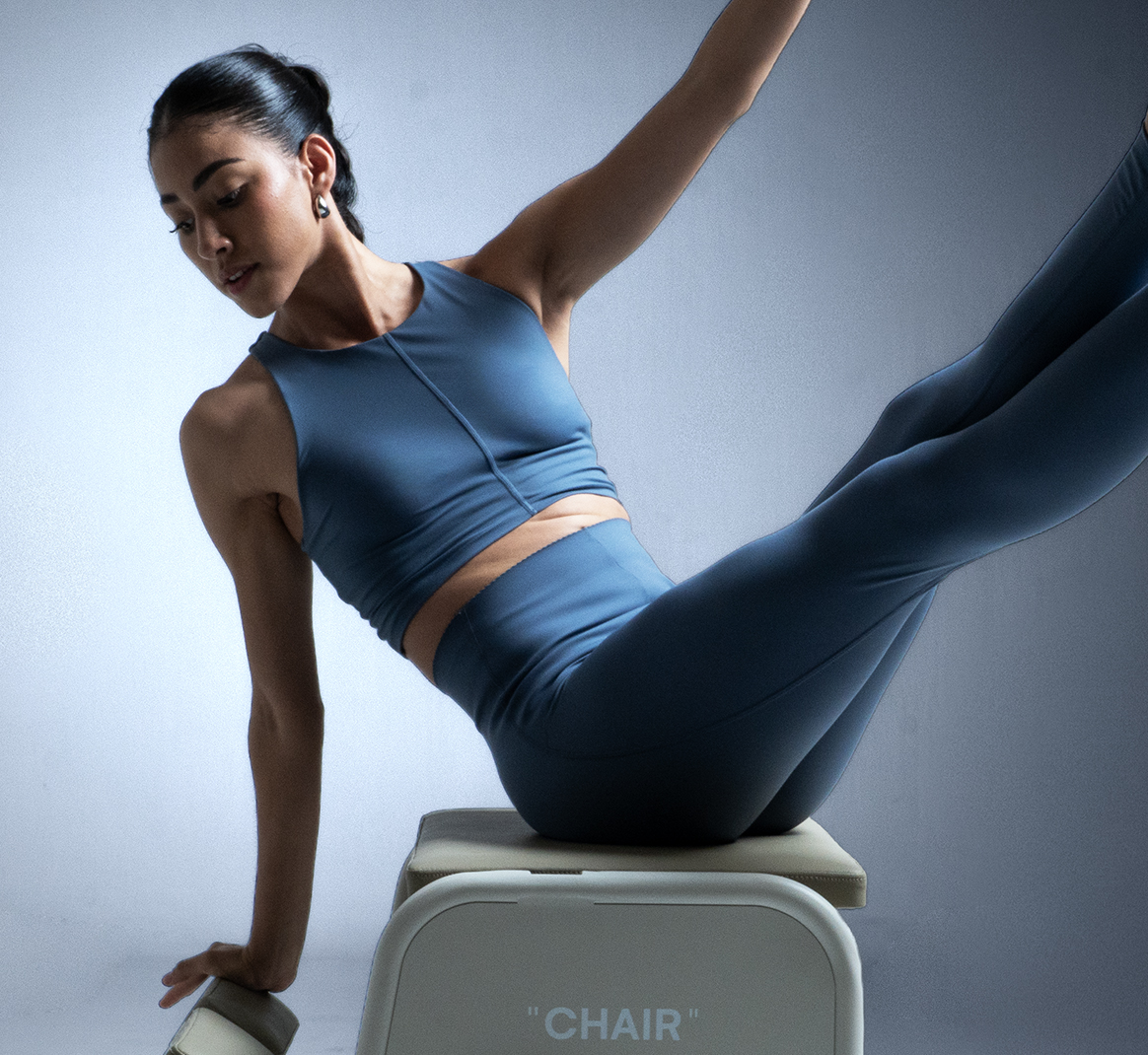 Persona entrenando sobre una silla chair.